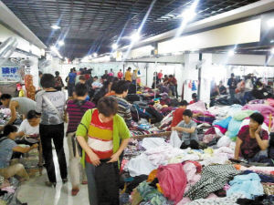 消防審批未通過 江東仇畢服裝輔料市場(chǎng)無照經(jīng)營(yíng)