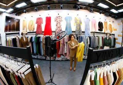 不愛名牌，服裝批發市場成為年輕人淘貨寶地？